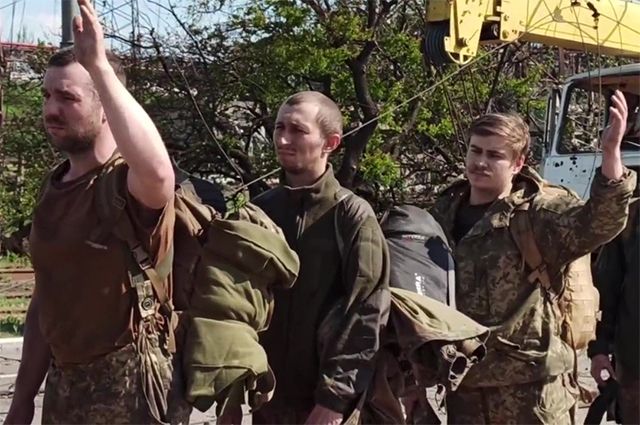 Сдавшиеся в плен украинские военнослужащие и боевики националистического батальона «Азов».