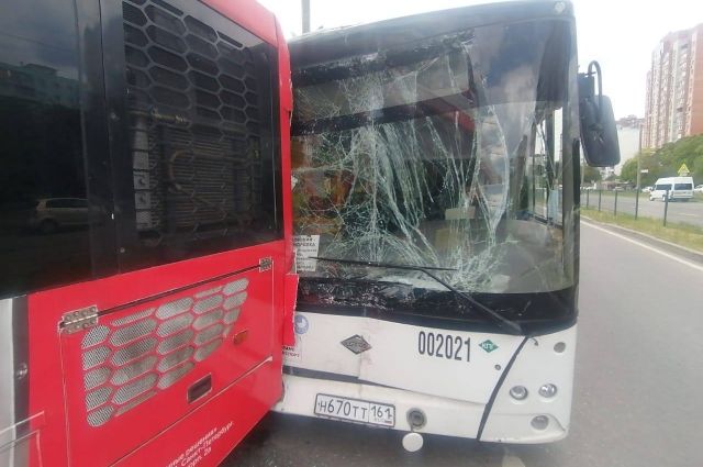 При столкновении двух автобусов в Ростове пострадала женщина