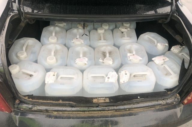В Новотроицке остановили автомобиль с 200 литрами суррогатного алкоголя в багажнике. 