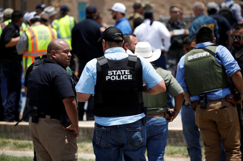 Сотрудники правоохранительных органов на месте стрельбы в начальной школе в Техасе