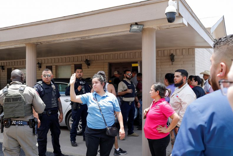 Ситуация возле места стрельбы в начальной школе в Техасе