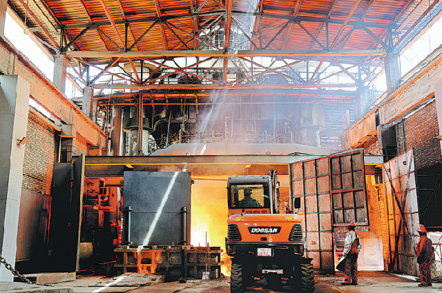 Доменная печь для переработки обогащенного водородом углерода работает на заводе компании Xinjiang Bayi Iron & Steel в Урумчи, Синьцзян-Уйгурский автономный район. 