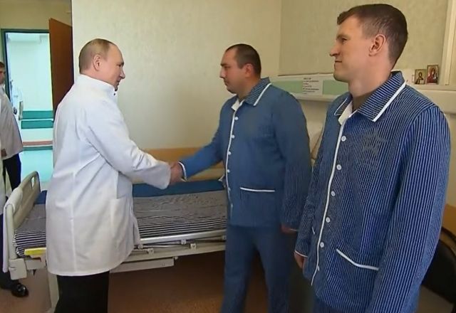 Президент жмет руку нашем земляку.