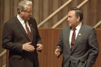Председатель Верховного Совета РСФСР Борис Ельцин (слева) и президент Казахской ССР Нурсултан Назарбаев (справа) на IV съезде народных депутатов СССР, 1990 г.