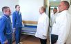 Президент РФ Владимир Путин (второй справа) во время посещения Центрального военного клинического госпиталя имени П.В.Мандрыка