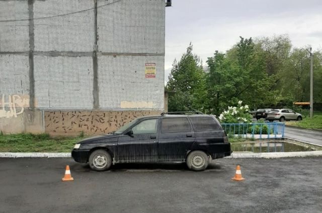 Разыскивается водитель, врезавшийся в припаркованный автомобиль в Новотроицке