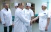 Президент РФ Владимир Путин (в центре) во время посещения Центрального военного клинического госпиталя имени П.В.Мандрыка