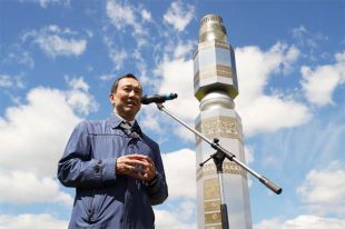Торжественная церемония установки сэргэ — ритуального коновязного столба, который представляет собой сакральную коновязь, символ якутского гостеприимства и свидетельство многолетней дружбы.