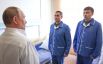 Президент РФ Владимир Путин (слева) во время посещения Центрального военного клинического госпиталя имени П.В.Мандрыка