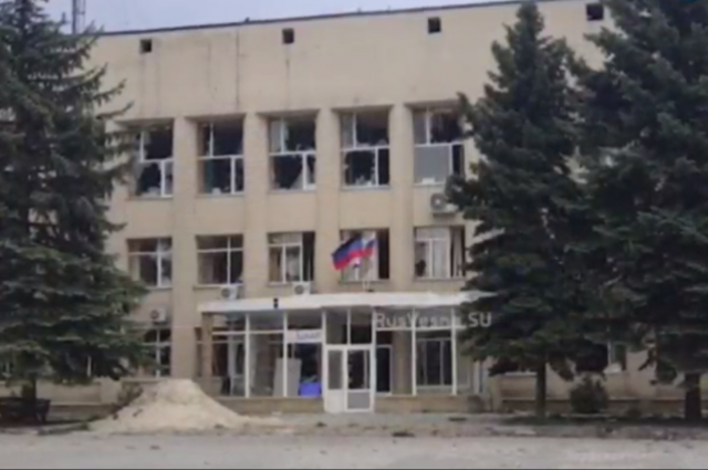 Над зданием в поселке Лиман развеваются только два флага — России и Донецкой народной республики. 