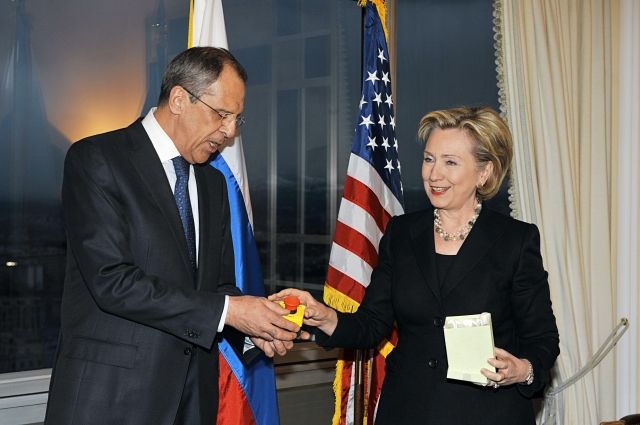 Первая полноформатная встреча Сергея Лаврова и Хиллари Клинтон в Женеве. Клинтон подарила главе МИД РФ сувенир в виде кнопки, на которой английскими буквами написано русское слово «перезагрузка».