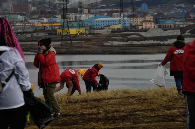 В Норильске провели генеральную уборку на берегу озера Долгое.