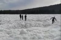Четверых подростков уносило на льдине. На помощь пришли спасатели и мэр города.