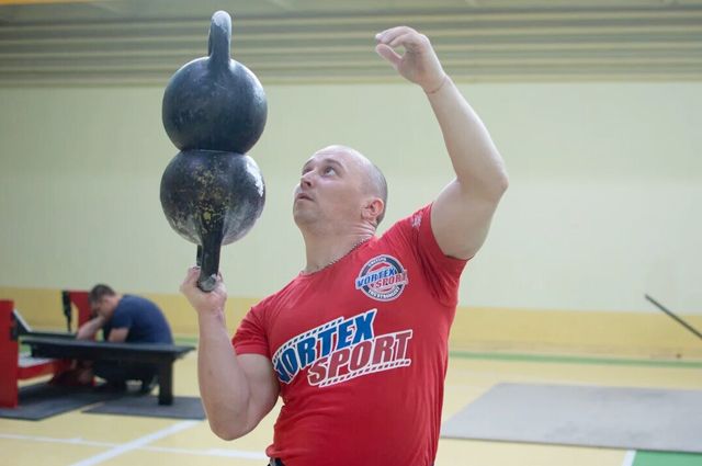 На тренировках Юрий Рогачев использует гири на 16, 24 и 32 кг.