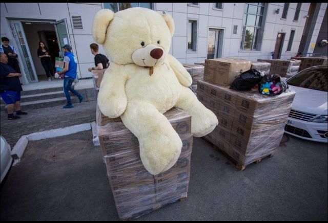 28 мая двумя бортами Минобороны 13 тонн подарков, которые собрали жители региона в рамках акции «Подари чудо детям»