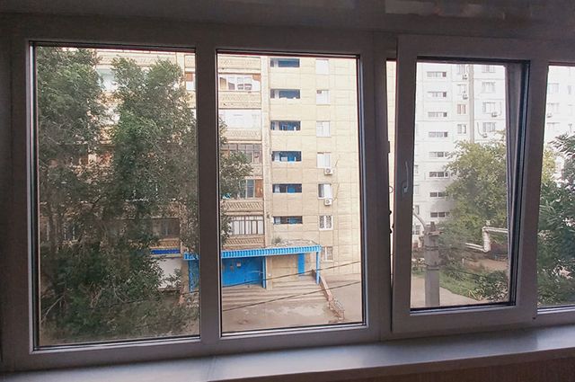 В Оренбурге пенсионерка выпала из окна четвёртого этажа во время уборки.