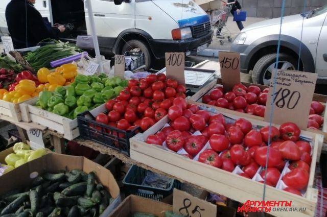 Южные ягоды и фрукты на прилавках Оренбурга встанут горожанам в копеечку.