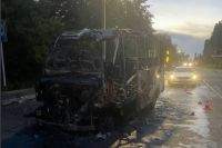 Из-за возгорания в моторном отсеке в Орске дотла выгорела пассажирская «Газель».