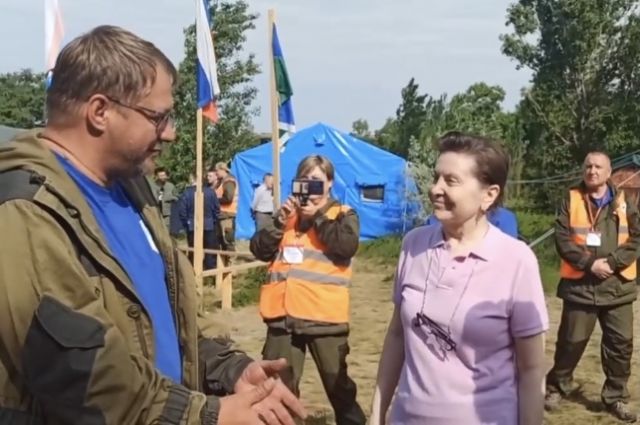 Наталья Комарова посетила полевой добровольческий лагерь Югры