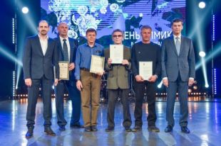 Почётные грамоты Министерства промышленности и торговли РФ получили два руководителя: заместитель главного инженера филиала «ПМУ» по техническому обслуживанию и ремонту Михаил Кулешов и начальник механической мастерской производства по обслуживанию технологического оборудования цехов аммиака и мочевины Владимир Пуртов.