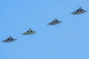 Многофункциональные истребители пятого поколения Су-57 на генеральной репетиции воздушной части военного парада в честь 77-й годовщины Победы в Великой Отечественной войне.