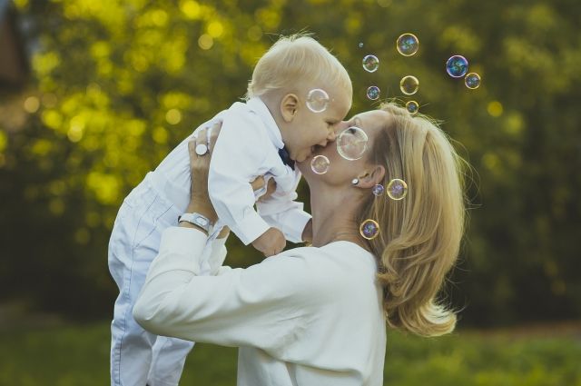 Современные тенденции в обществе и возможности медицины увеличили возраст современных мам, но счастье материнства от этого не уменьшилось.