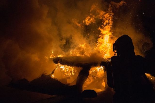 Оренбуржец, пытаясь спастись от огня, выпрыгнул из горящей квартиры