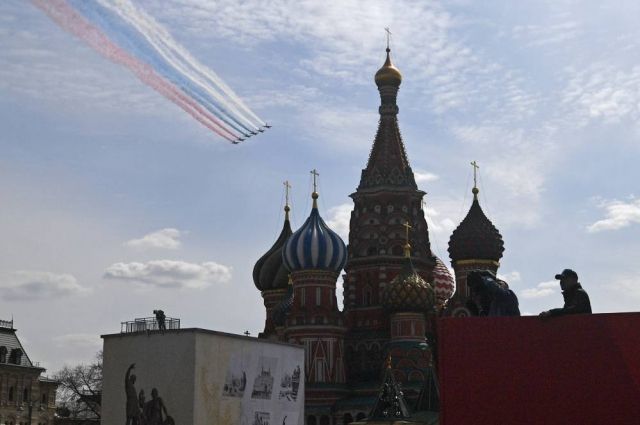 Изолировать Россию не получится – не пускают на Запад, можно пойти на Восток. На фото Су-25 в небе над храмом Василия Блаженного создают изображение флага России. 