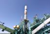 Установка ракеты-носителя «Союз-2.1а» с транспортным грузовым кораблем «Прогресс МС-20» на стартовый комплекс космодрома Байконур
