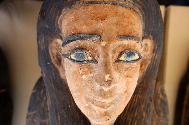 Бронзовые статуи и саркофаги с мумиями, найденные археологами в Египте