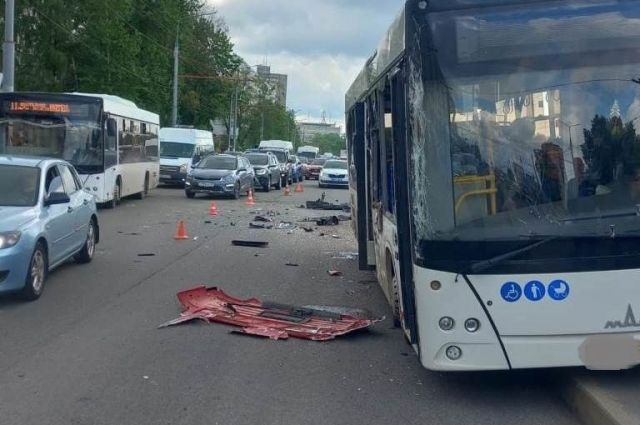 В Брянске в ДТП попал городской пассажирский автобус