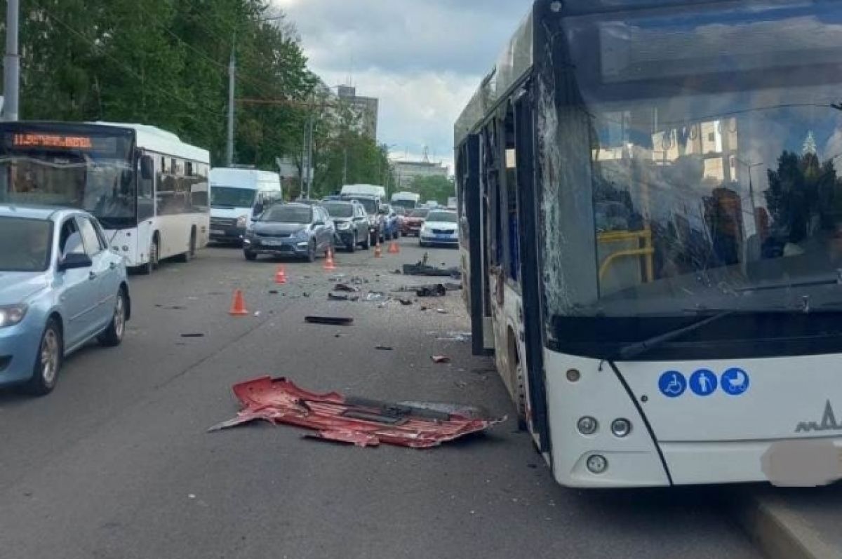 В Брянске в ДТП попал городской пассажирский автобус | АиФ Брянск