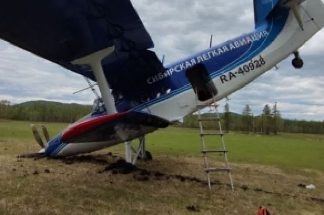 При посадке самолет уткнулся носом в землю. К счастью, никто не пострадал. 
