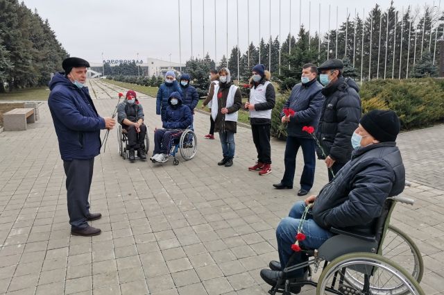 Леонид Прокопьев (слева) и участники акции в честь 75-летия Победы в Ростове.