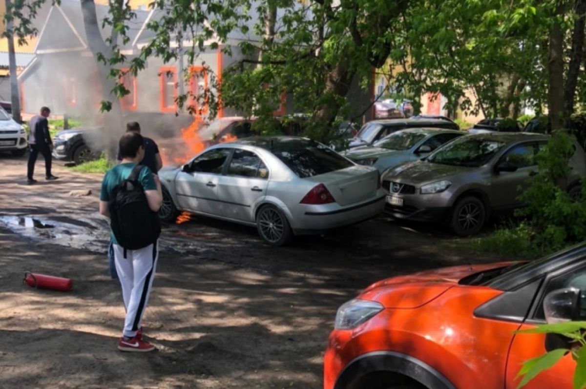 Видео: на парковке ДК «Металлист» в Твери загорелся автомобиль | АиФ Тверь