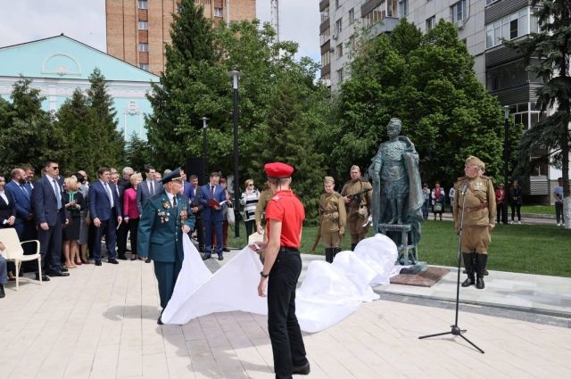 В Курске открыли единственный в РФ памятник «Сынам полков»