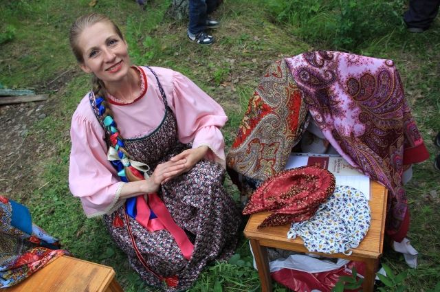 Надежда Белоброва любит национальный русский костюм и учит детей водить хороводы.