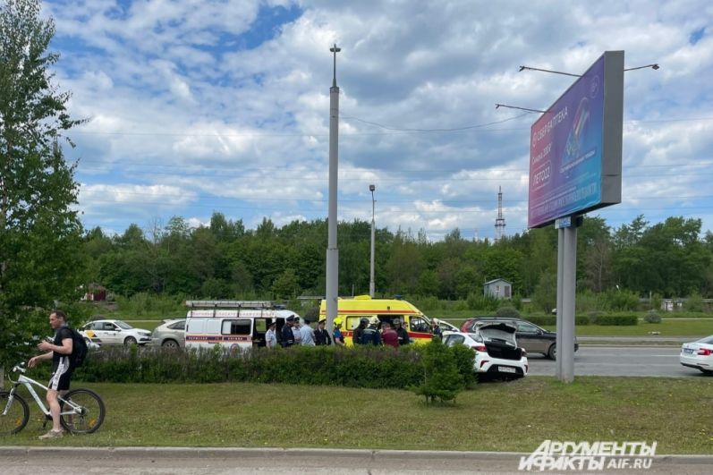 Авария с такси у ЖК Авиатор в Перми 2 июня.