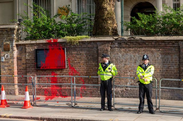 Посольство Российской Федерации в Лондоне с красной краской на заборе.