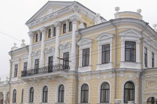 Тематические выставки — в музеях города.