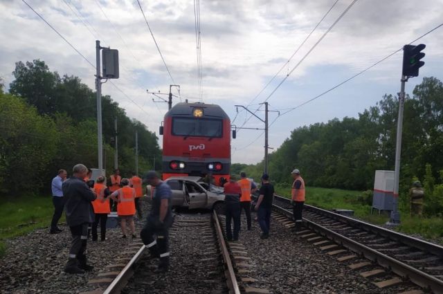 Пассажирский поезд снес Chevrolet Lanos на переезде в Бугуруслане.