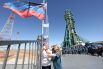 Церемония поднятия флагов ЛНР и ДНР перед запуском ракеты-носителя «Союз-2.1а» с транспортным грузовым кораблём «Прогресс МС-20» со стартовой площадки космодрома Байконур