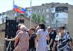 Люди стоят в очереди в центр приёма документов на гражданство РФ в Мелитополе