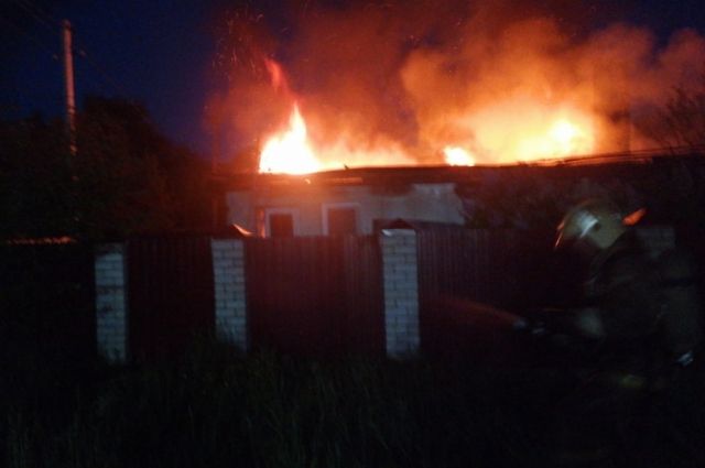 Жилой дом в Дятьково тушили в три пожарных ручных ствола
