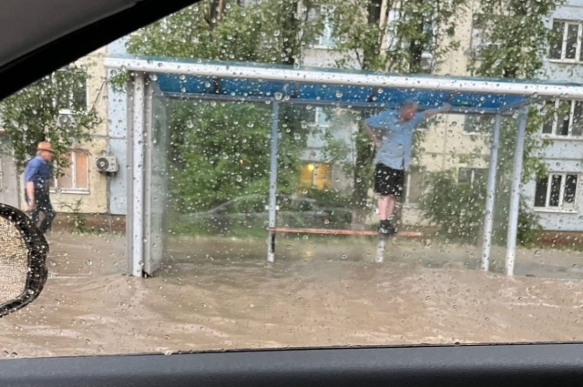 Из-за сильного ливня в Саратове машины ушли под воду | АиФ Саратов