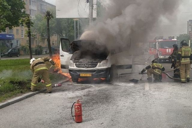 «Была угроза взрыва»: маршрутка с пассажирами загорелась в Ижевске