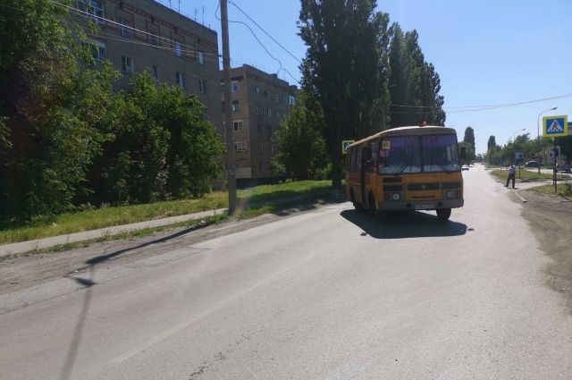 Школьный автобус сбил 14-летнюю девочку в Ростовской области