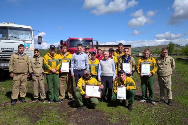 Им вручили награды за отвагу и мужество во время тушения лесных пожаров  весной 2022 года.