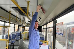 Департамент транспорта начал проверять автобусы на выезде с территории предприятия.
