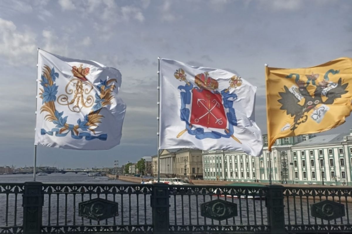 12 июня санкт петербурга. Флаги Питера на день рождения Петра 1. Флаги на дворцовом мосту сегодня в СПБ. Флаги на мосту. Флаги на дворцовом мосту.